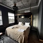 R13 - A Townhouse Hotel
